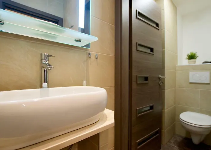 Standard By Hi5 -baross Square *